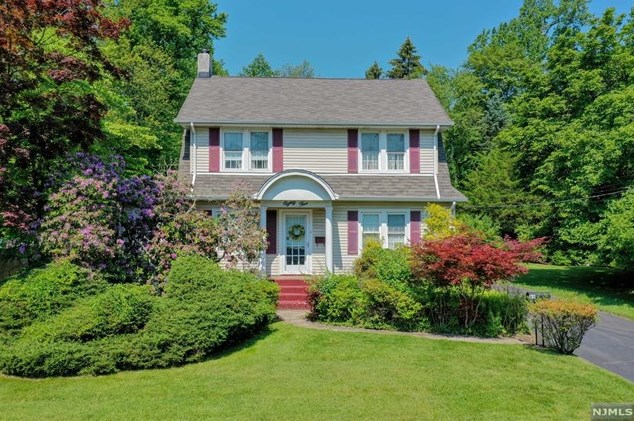 85 Pascack Rd, Hillsdale NJ  07642-1300 exterior
