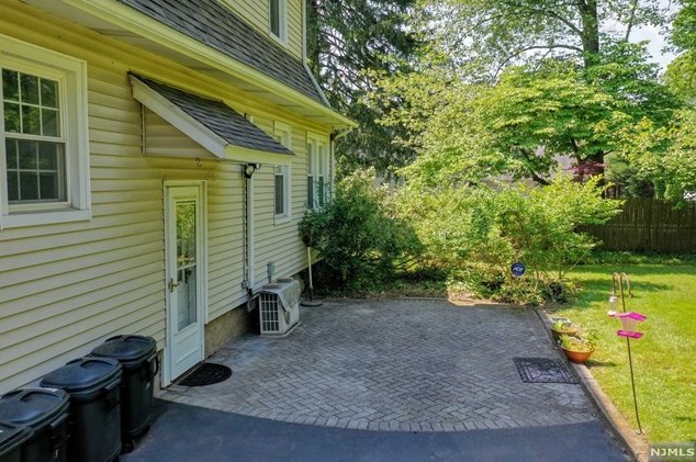 85 Pascack Rd, Hillsdale NJ  07642-1300 exterior