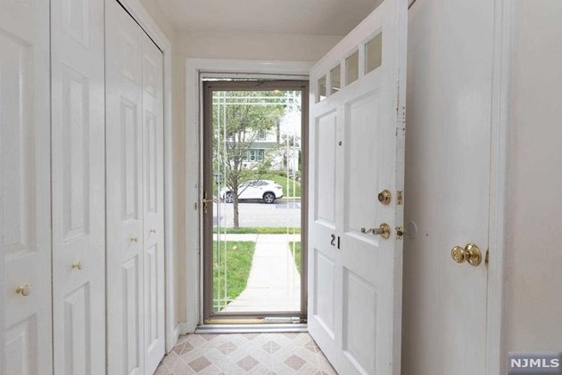 21 Franklin Ave, Bergenfield, NJ 07621-1646