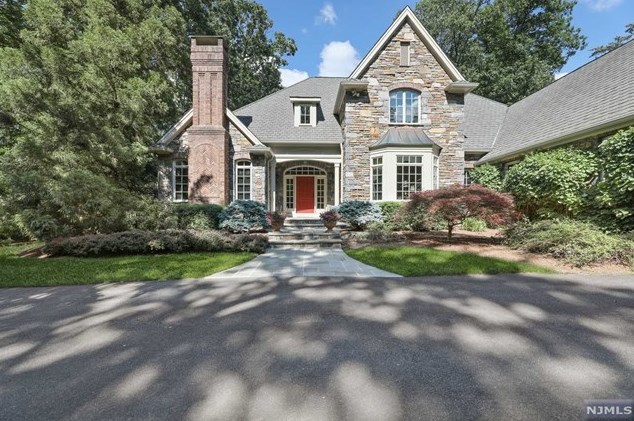 339 Crescent Dr, Franklin Lakes, NJ 07417