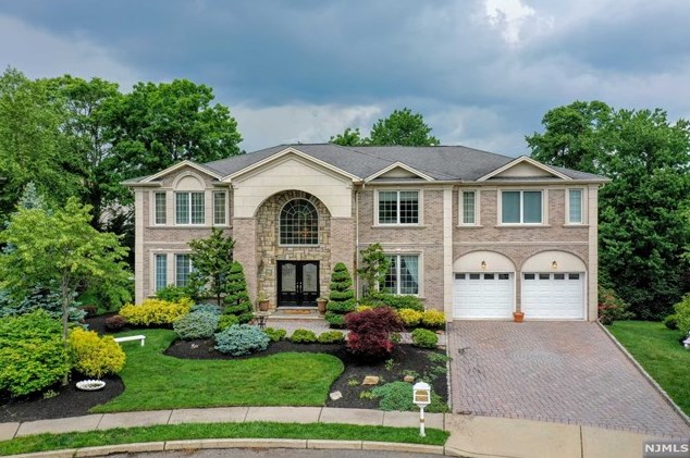 5 Merrimack Ct, Paramus, NJ 07652-4700