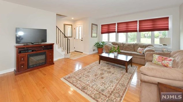 282 Greve Dr, N Milford, NJ 07646