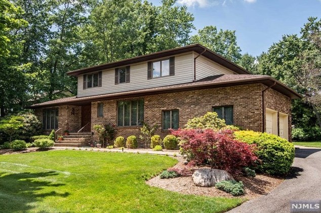 6 Gloria Dr, Allendale, NJ 07401