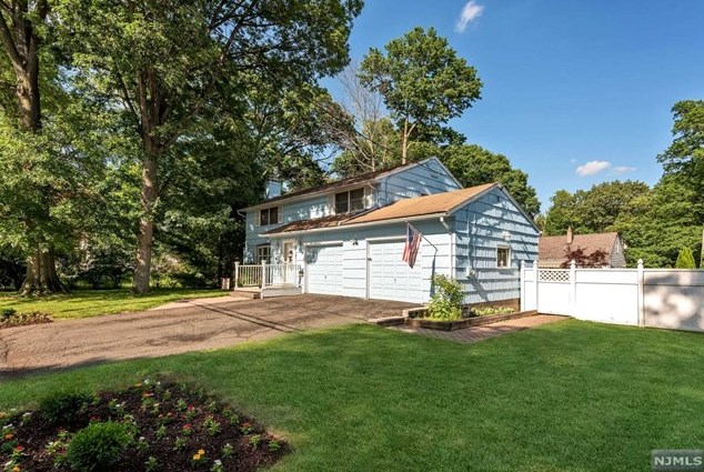 85 Hudson Ave, Waldwick, NJ 07463-2204