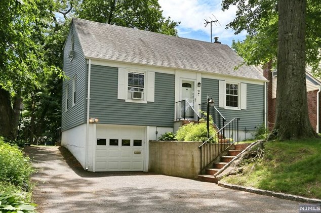 94 Lincoln Pl, Waldwick, NJ 07463-2115