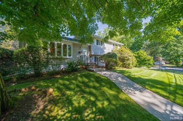 450 Knickerbocker Rd, Dumont, NJ 07628