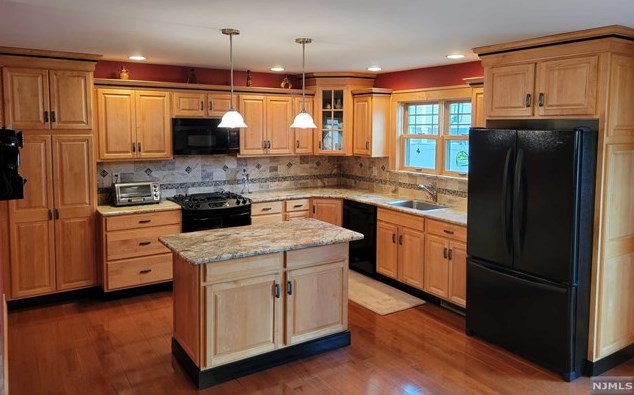 77 Fournier Cres, Elmwood Park, NJ 07407-2523