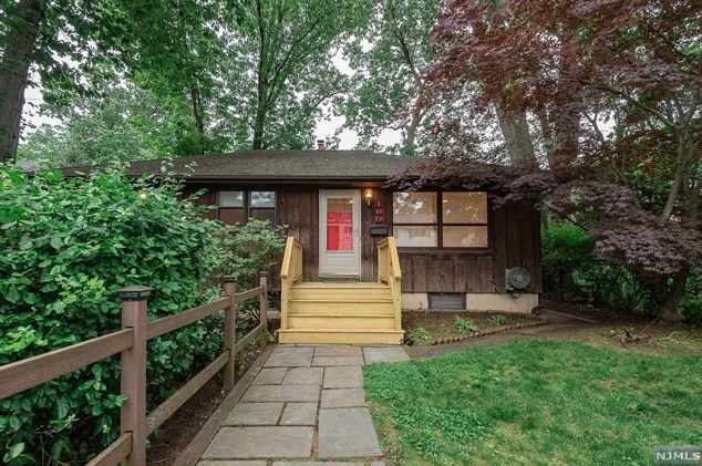 100 Ridgewald Ave, Waldwick, NJ 07463-2109