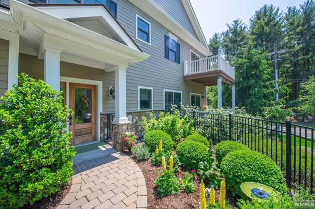 2 Cherrywood Ct, Westwood, NJ 07675-6487