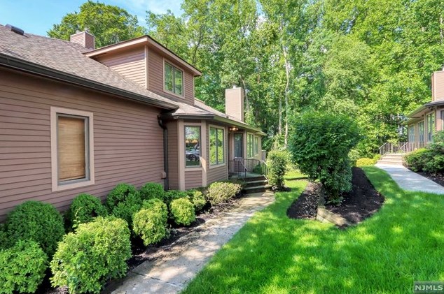 103 Lakeview Dr, Westwood, NJ 07675-7071