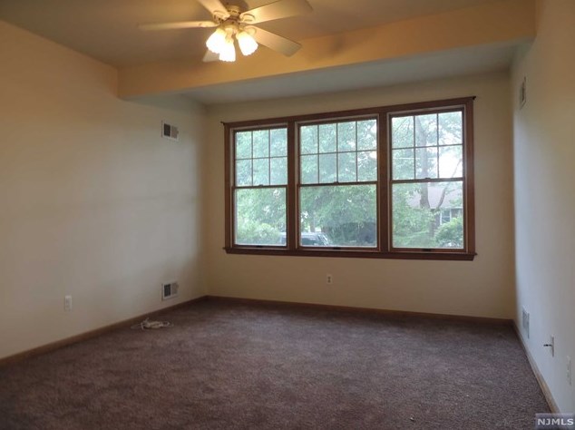 15 Susquehanna Ave, Rochelle Park, NJ 07662