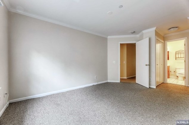 11 Evergreen Dr, Clifton NJ 07014-1363 exterior