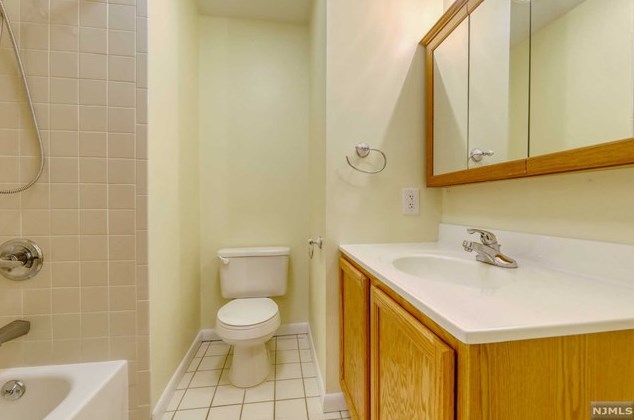 11 Evergreen Dr, Clifton NJ 07014-1363 exterior