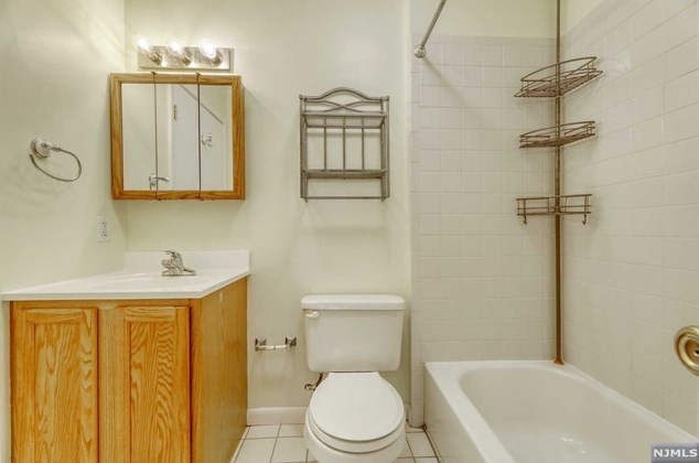 11 Evergreen Dr, Clifton NJ 07014-1363 exterior