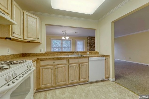 11 Evergreen Dr, Clifton NJ 07014-1363 exterior