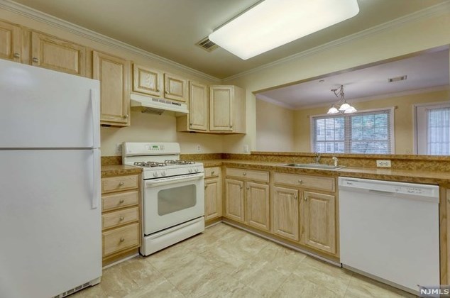 11 Evergreen Dr, Clifton NJ 07014-1363 exterior