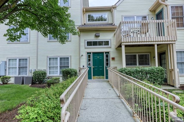 11 Evergreen Dr, Clifton NJ 07014-1363 exterior