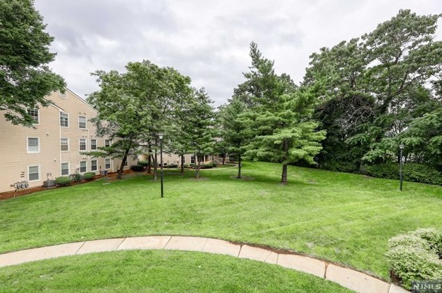 11 Evergreen Dr, Clifton NJ 07014-1363 exterior