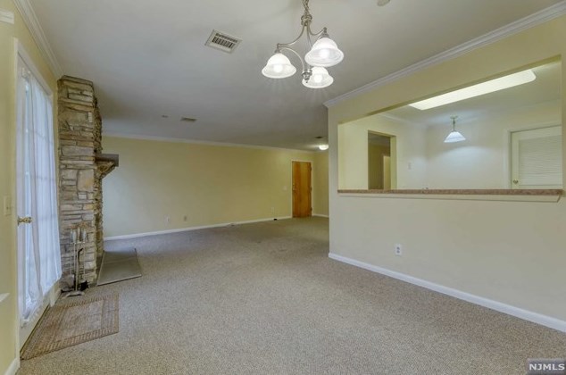 11 Evergreen Dr, Clifton NJ 07014-1363 exterior