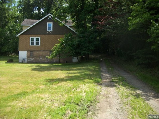 142 Midwood Rd, Paramus, NJ 07652