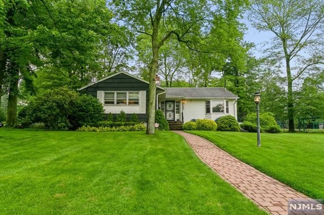 88 Mackay Dr, Tenafly, NJ 07670-2420