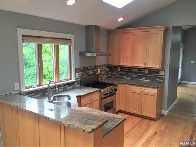5 Beekman Pl, Ridgewood, NJ 07452