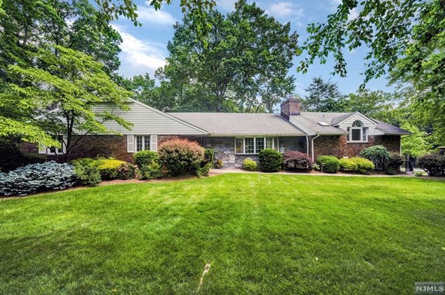 529 Carlton Rd, Wyckoff, NJ 07481-1238