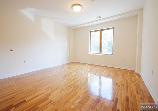17 Meadow Rd #308, Rutherford, NJ 07070