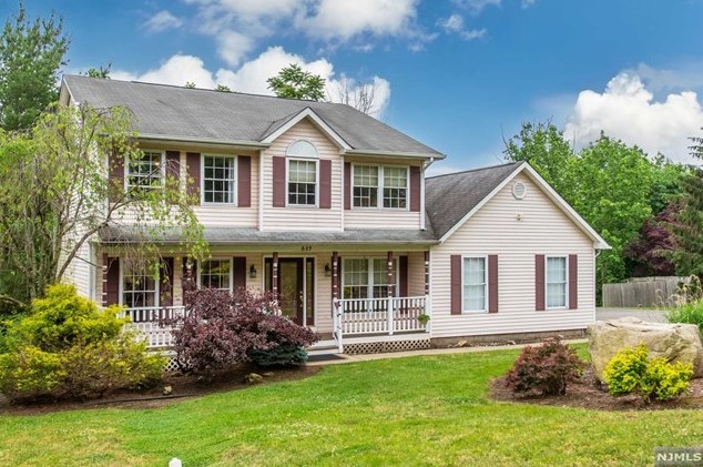 517 Kings Point Trail, Franklin Lakes, NJ 07417