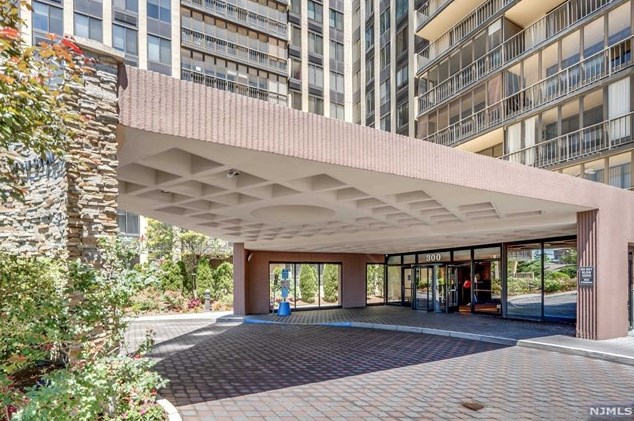 300 Winston Dr #2421, Cliffside Park, NJ 07010