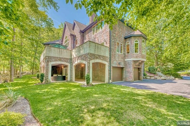21 Surrey Ln, Mahwah, NJ 07430