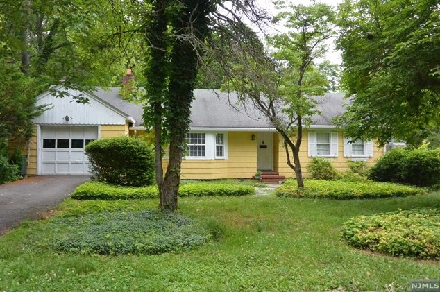 11 Sunnyside Dr, Montvale, NJ 07645