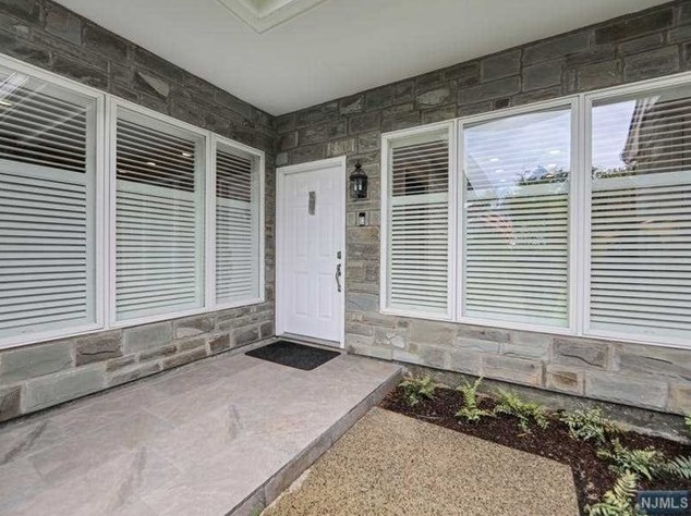 126 Brewster Rd, Wyckoff, NJ 07481-2155