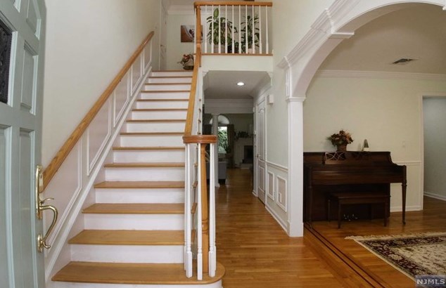 698 Gerald St, Paramus NJ  07652-2216 exterior