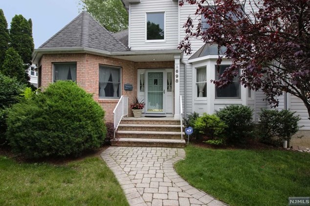 698 Gerald St, Paramus, NJ 07652