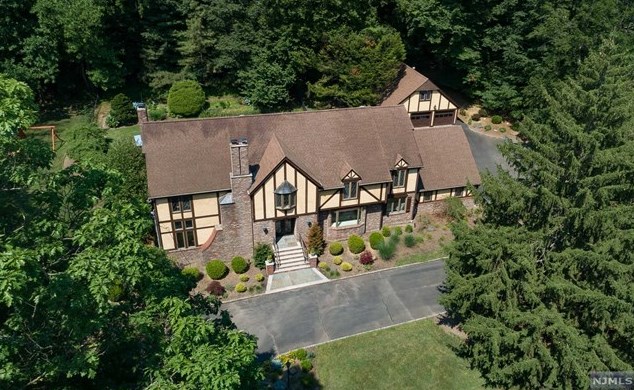 11 Glenwood Dr, Upper Saddle River, NJ 07458