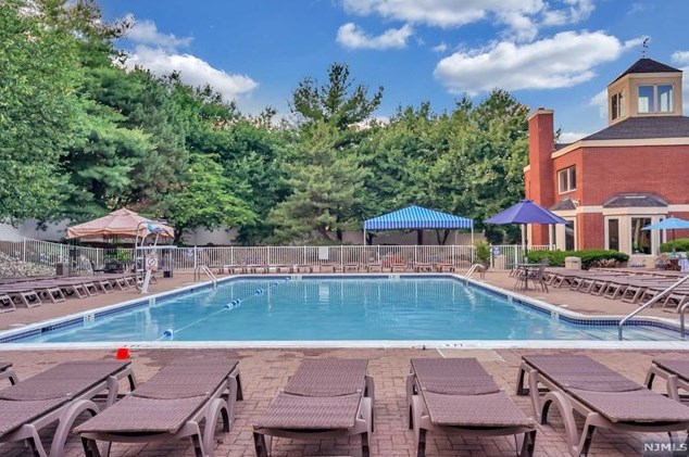 204 Jefferson Ct, Edgewater NJ  07020-1647 exterior