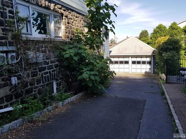 689 Undercliff Ave, Edgewater, NJ 07020