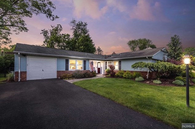 113 Thackeray Rd, Oakland, NJ 07436