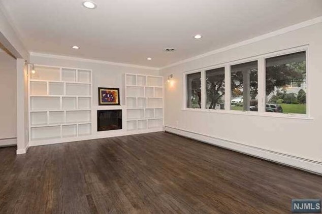 39 Hickory St, Englewood, NJ 07632