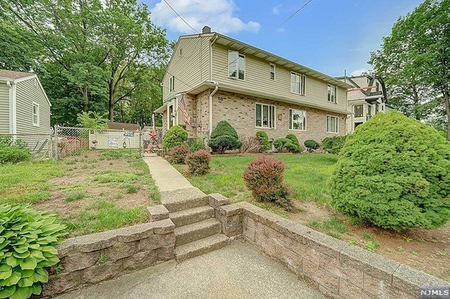 51 Fournier Cres, Elmwood Park, NJ 07407-2520