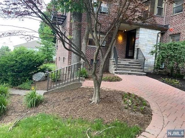 501 Linwood Dr, West Fort Lee NJ  07024-3609 exterior