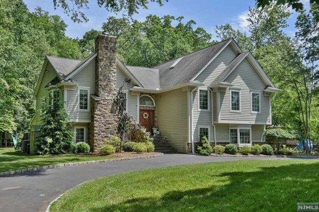 36 Tanglewood Hollow Rd, Upper Saddle River, NJ 07458