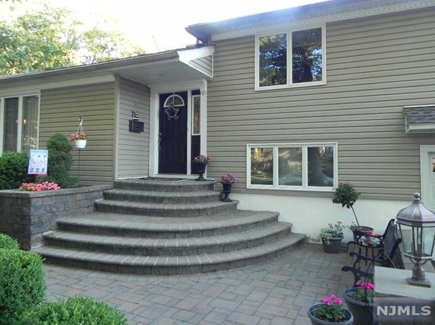 383 Abbott Rd, Paramus, NJ 07652-2101