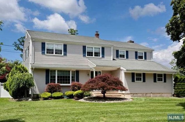 37 Columbine Rd, Paramus, NJ 07652-2144