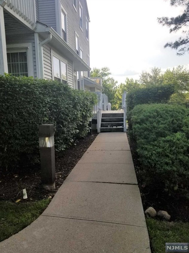 10 Regency Cir, Englewood NJ  07631-5045 exterior