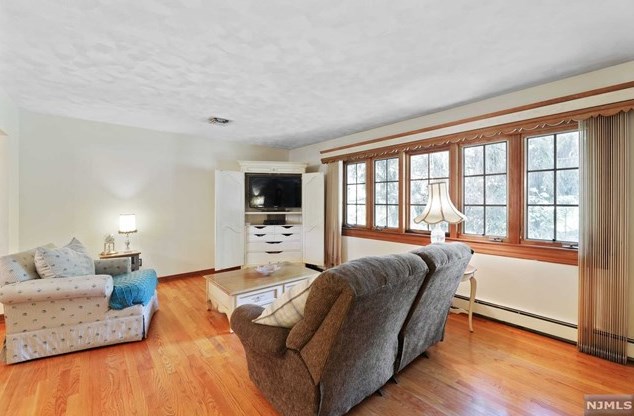 20 Orangeburgh Rd, Westwood, NJ 07675