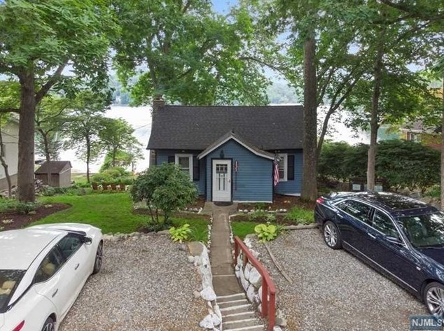 137 Lakeview Ave, Skyline Lakes, NJ 07456