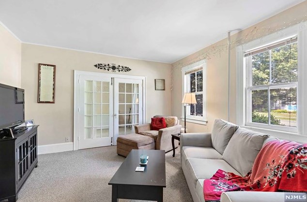 238 Everett Ave, Wyckoff, NJ 07481-1944