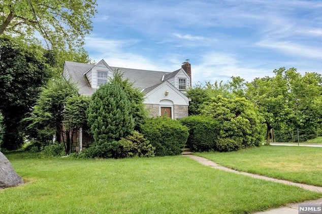 626 Bogert Rd, River Edge, NJ 07661